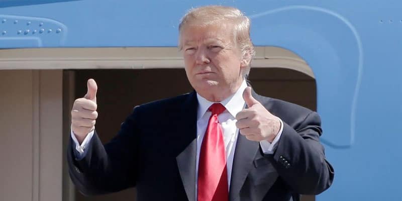 Trump two thumbs up