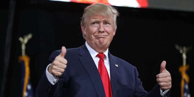 Trump holding two thumbs up