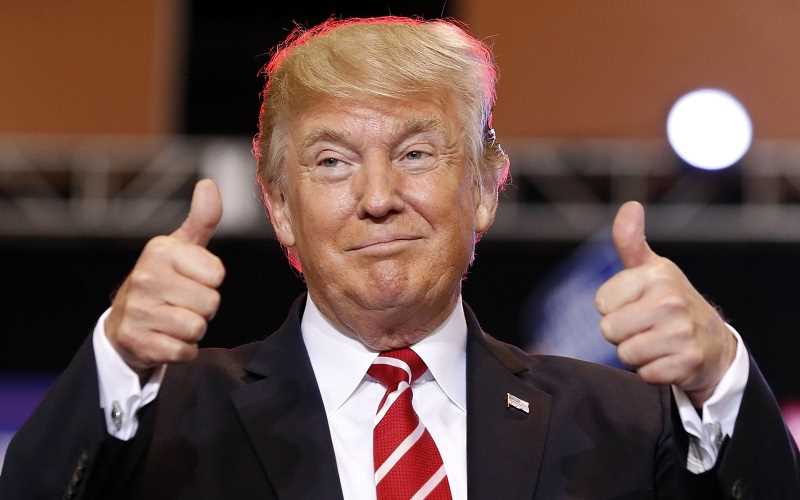 president donald trump giving thumbs up sign